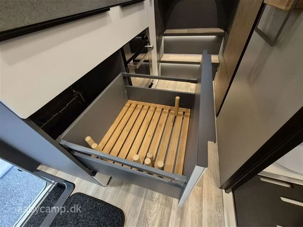 Billede 23 - 2025 - Niesmann+Bischoff Arto 78   solceller. 3x150 Ah lithium batterier. 3000w inverter. Elektrisk markise. Udv. gas/vand. Helårsdæk. 2x TV. Duo control. luft undervogn. Hydrauliske støtteben.