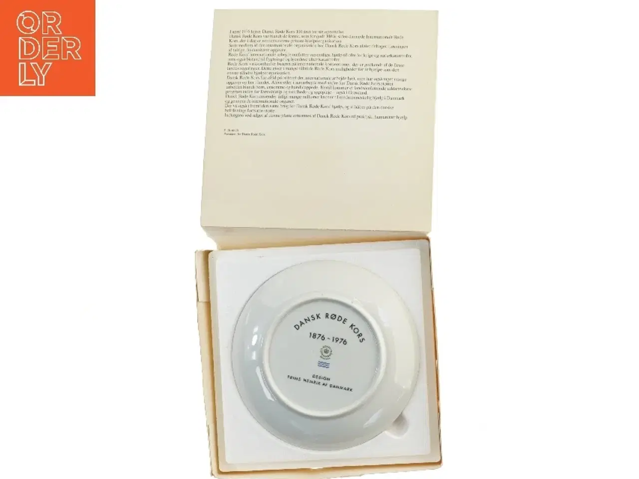 Billede 4 - Dansk Røde Kors jubilæumsplatte fra Den Kongelige Porcelænsfabrik (str. Ø 20,5 cm)