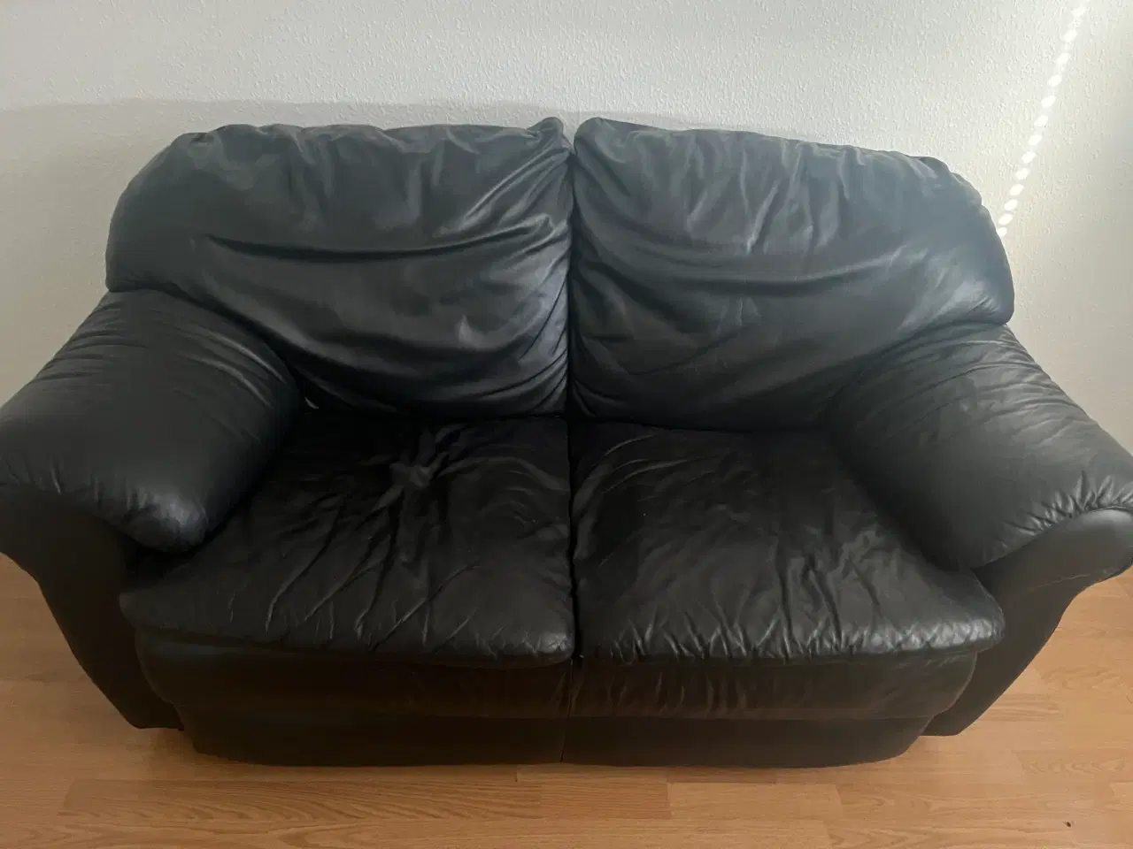 Billede 2 - 2 pers. sort lædersofa