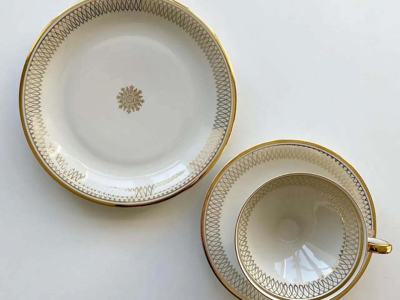 Billede 1 - Triosæt, stor kop m underkop og kagetallerken, enkel m gylden deko