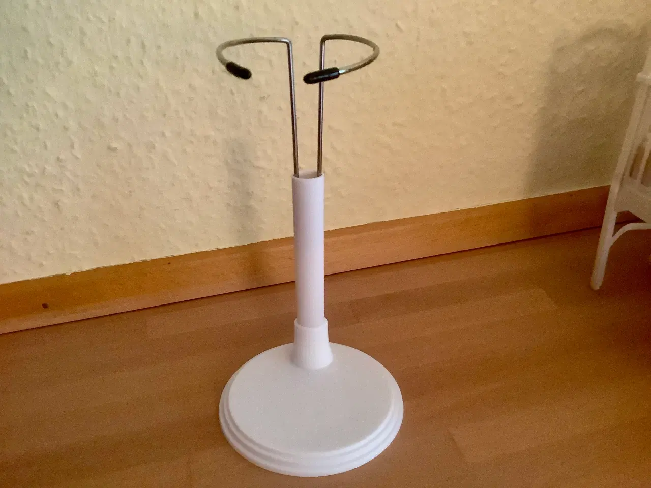 Billede 1 - Dukke stander - kan bruges til Barbie.