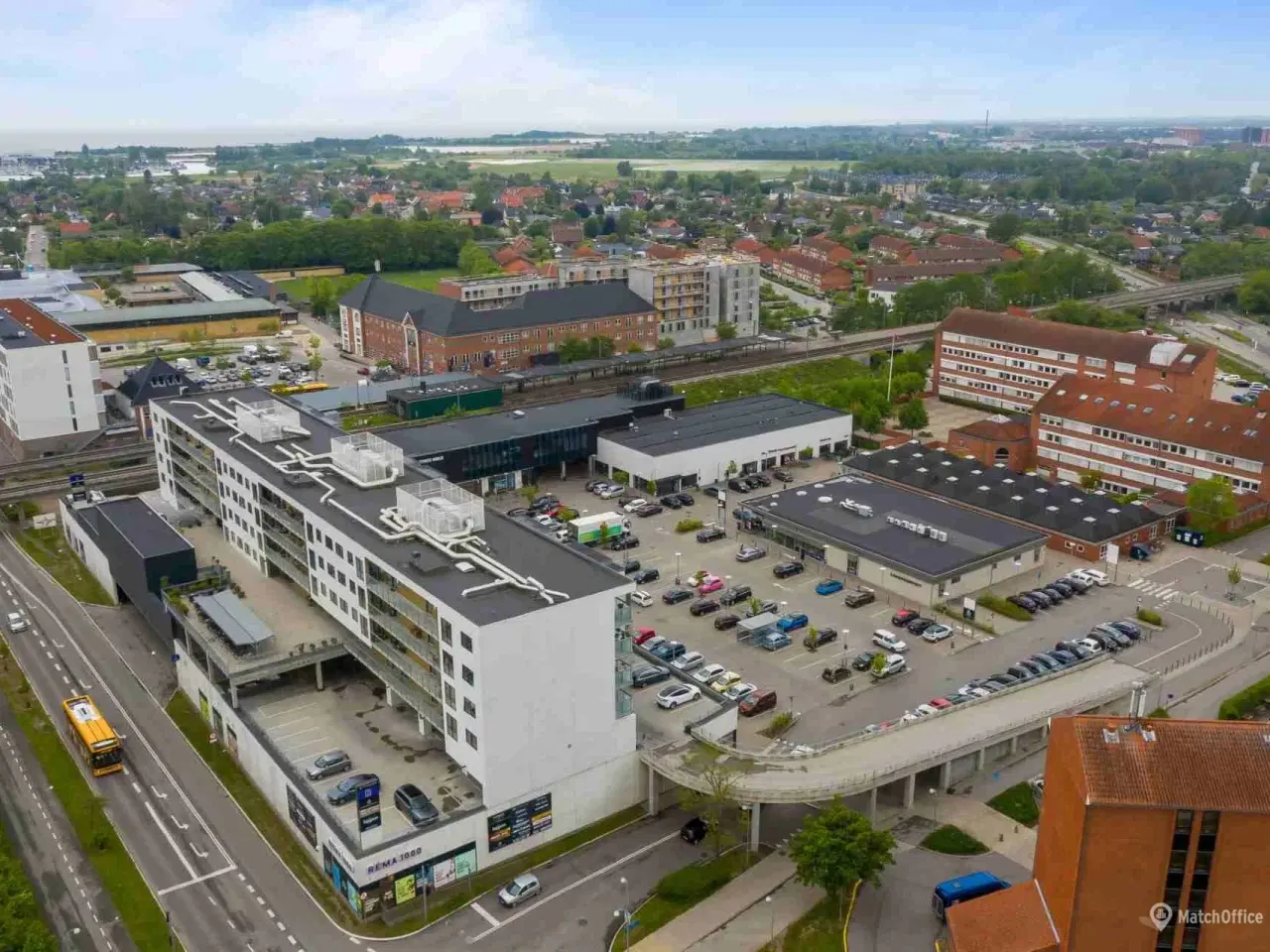 Billede 1 - Velbeliggende rammer med rigtig god eksponering og stor glasfacade