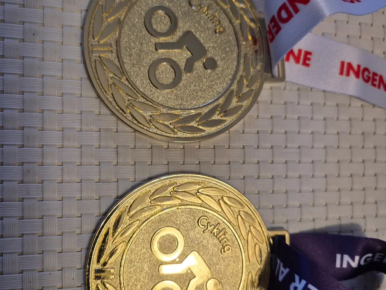 Billede 2 - 2 guldmedaljer