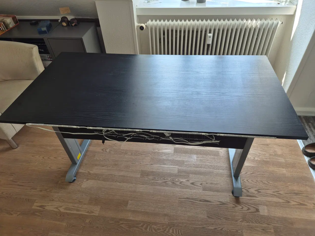 Billede 2 - Hæve-/skænkeskrivebord med RGB-lys