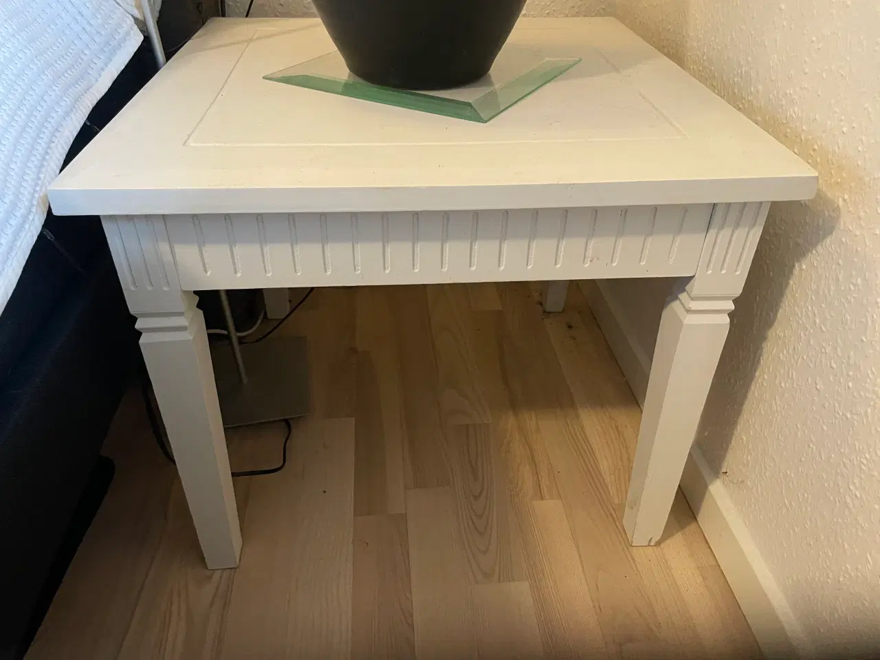 Billede 1 - Hvidmalet sofabord. Brugt til sengebord.