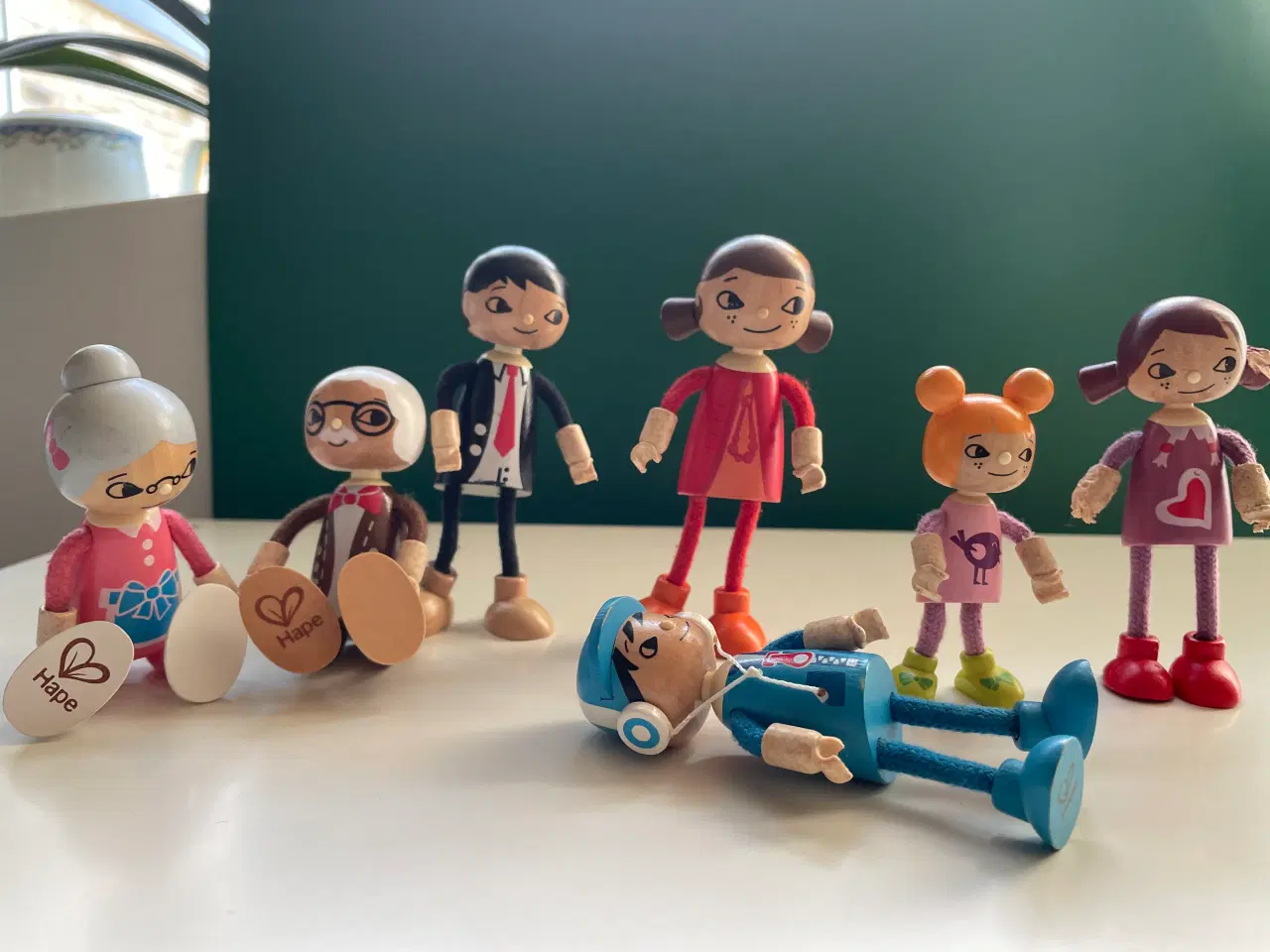 Billede 1 - Dukkefamilie til Hape Dukkehus 