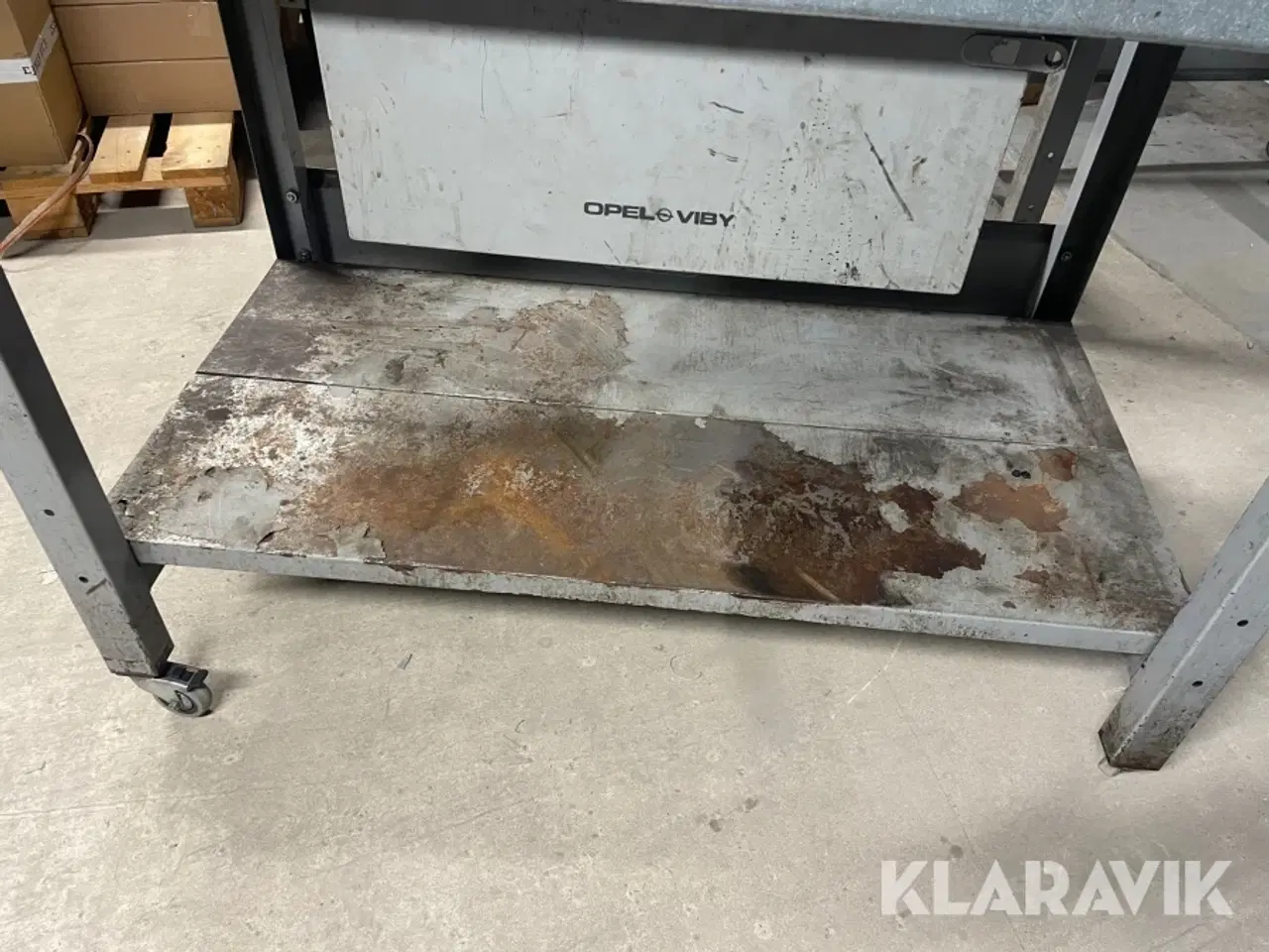 Billede 9 - Arbejdsbord på hjul med skruestik