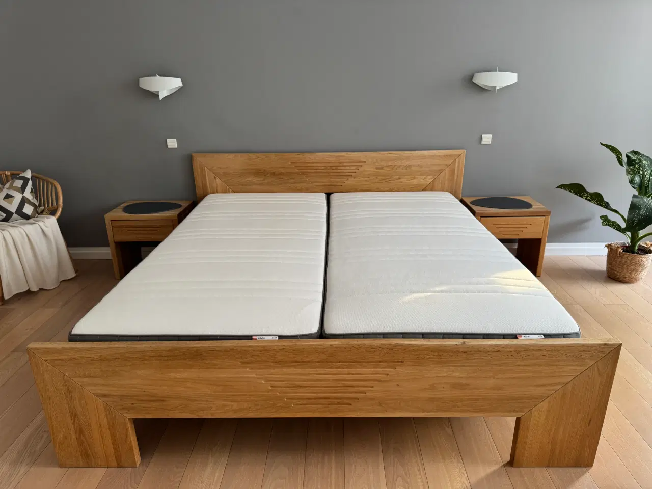 Billede 2 - Dobbeltseng og sengebord sæt i eksklusivt design