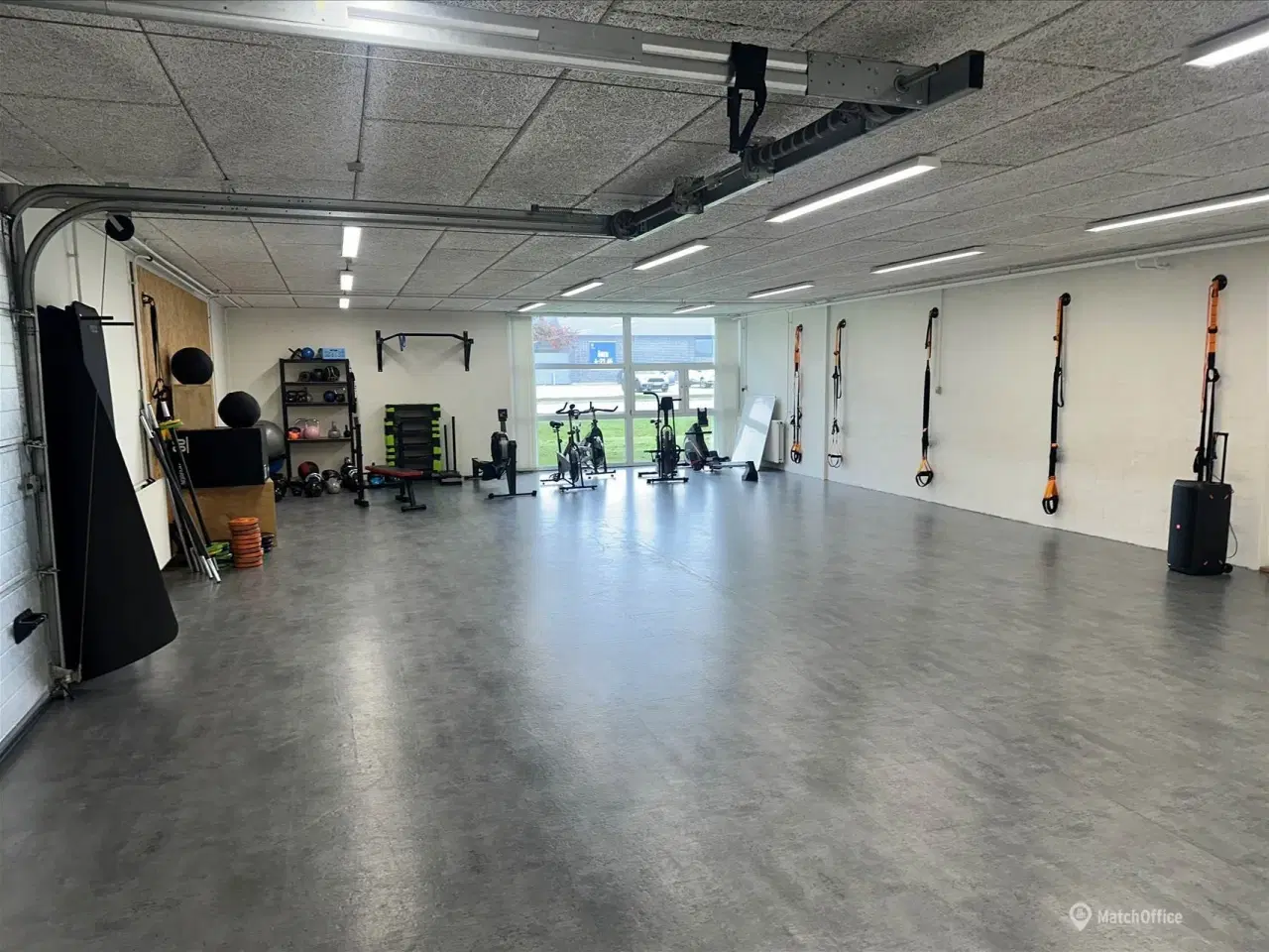 Billede 5 - Optimale rammer til din virksomhed: Lyst erhvervslejemål med høj port og topfaciliteter