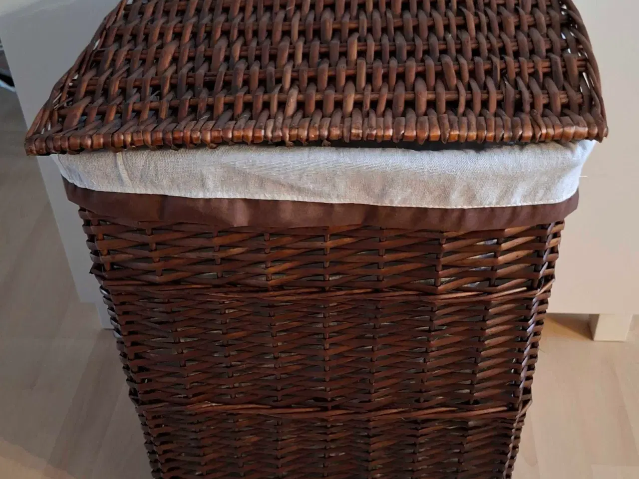 Billede 1 - Vasketøjskurv i mørkt pil