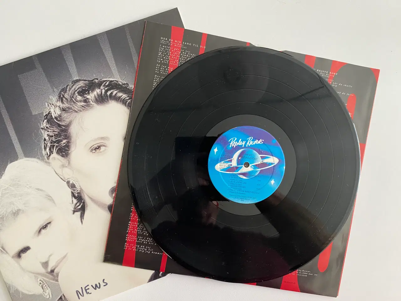 Billede 3 - LP. News ‎– Sort På Hvidt