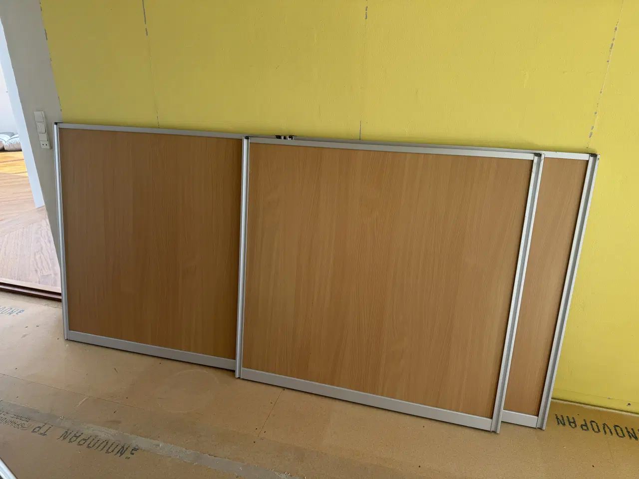 Billede 1 - Skydelåger til skab inkl skinne - 3 stk