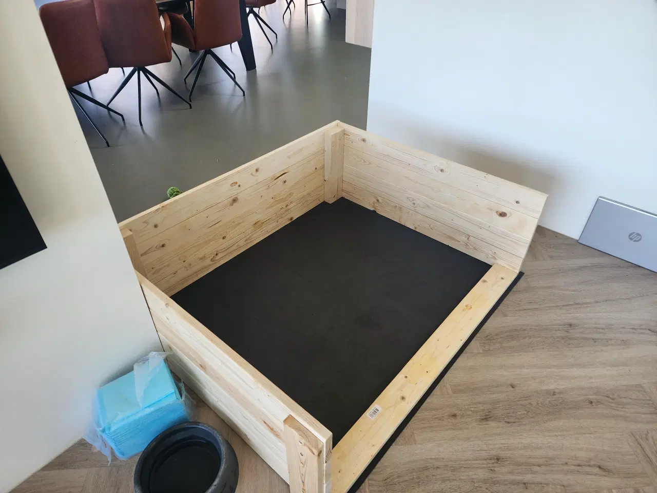 Billede 5 - Fødekasse/ Hvalpegård 