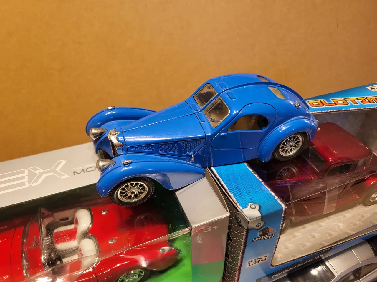 Billede 2 - Modelbiler 5 stk. Blandet 1:24 flotte 550 kr.