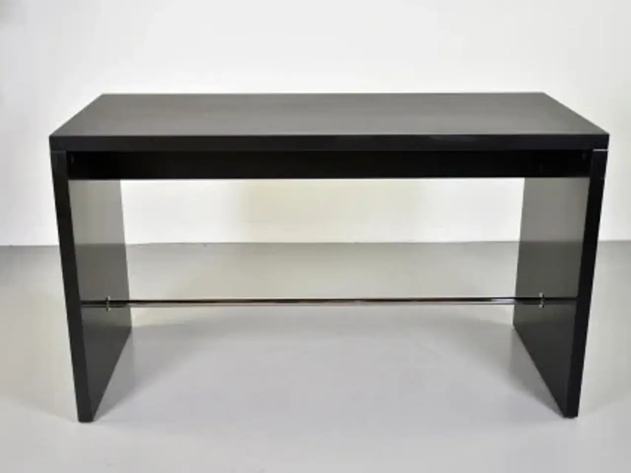Billede 1 - Højbord/ståbord i sort linoleum med fodstøtte
