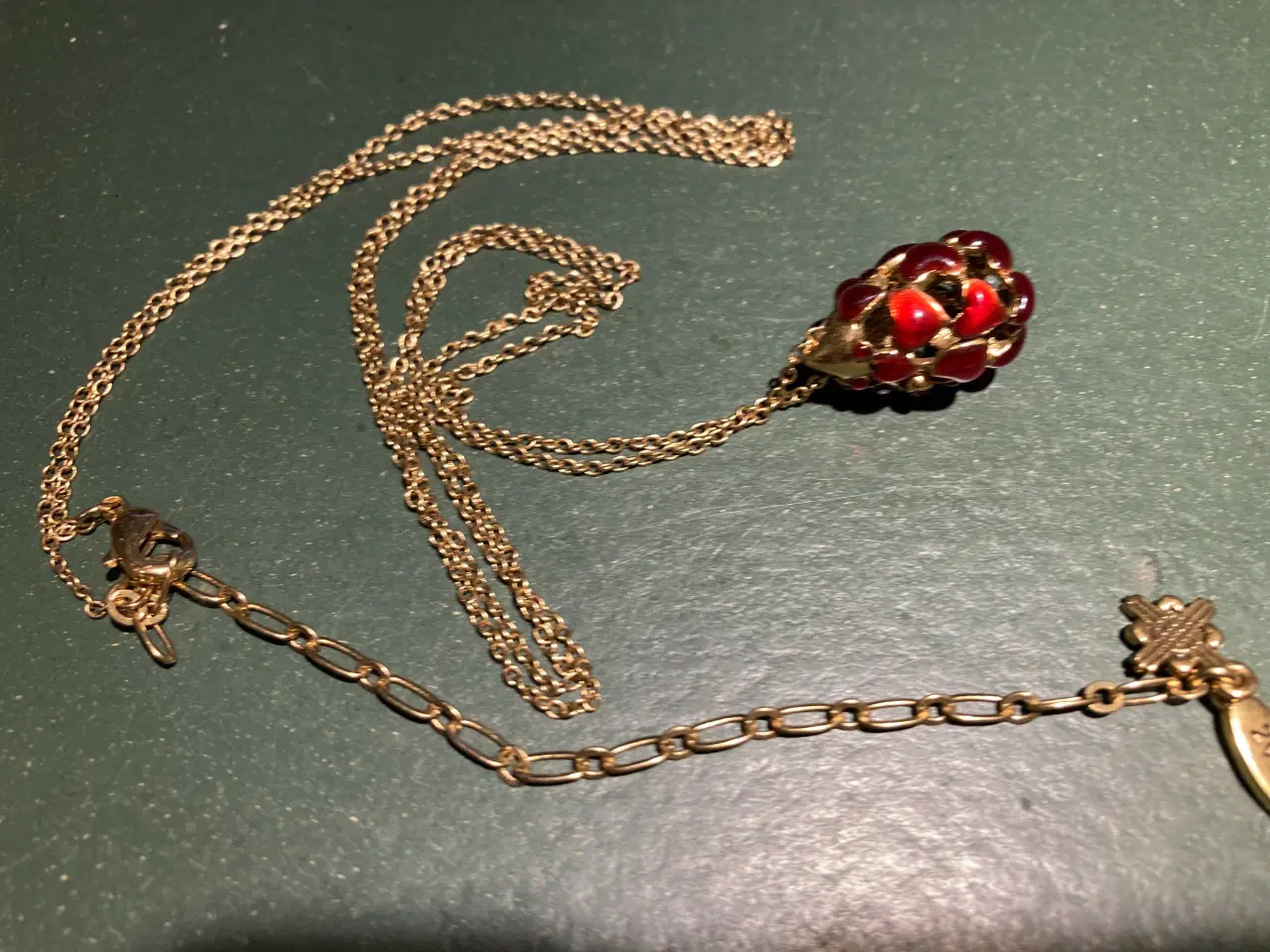 Billede 2 - Vedhæng med røde hjerter og gylden lang kæde