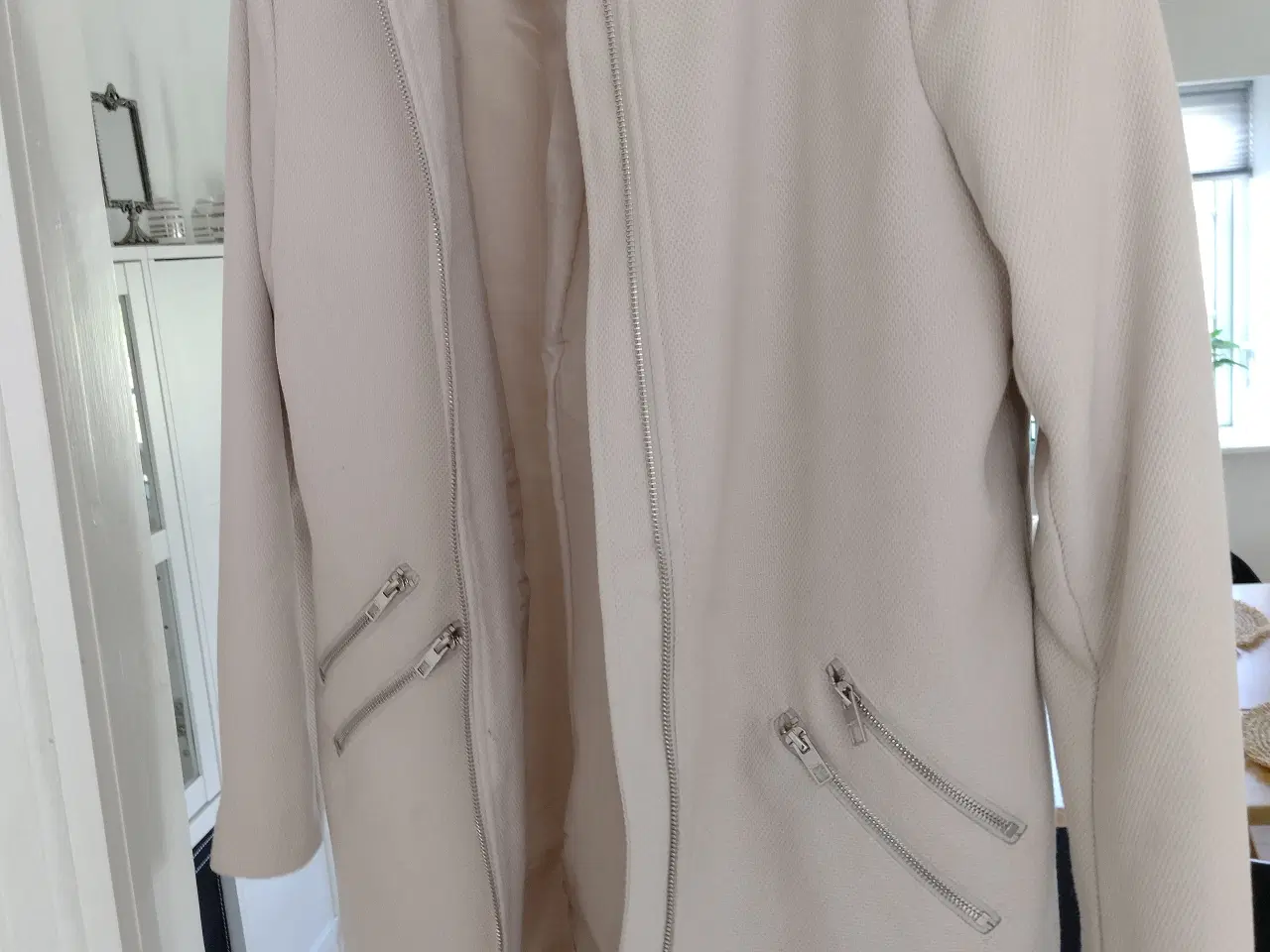 Billede 4 - Flot Ny  Beige  Vero Moda frakkee