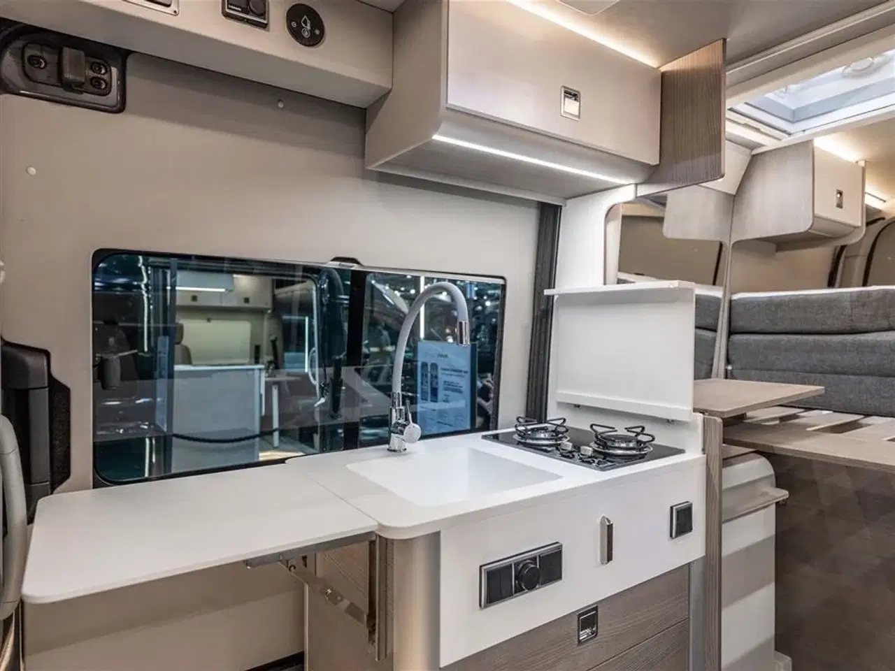 Billede 11 - 2026 - FURGOK XPANSION 600 4x4   Langsgående senge og cykel garage på 6 meter!