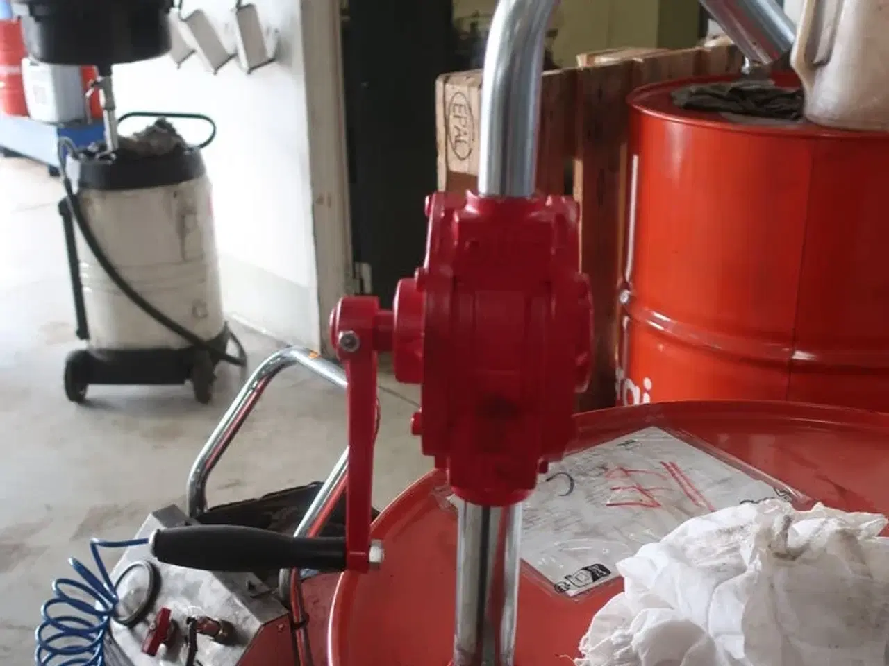 Billede 2 - Cirka 140 liter motorolie QUARTZ INEO FIRST 0W30