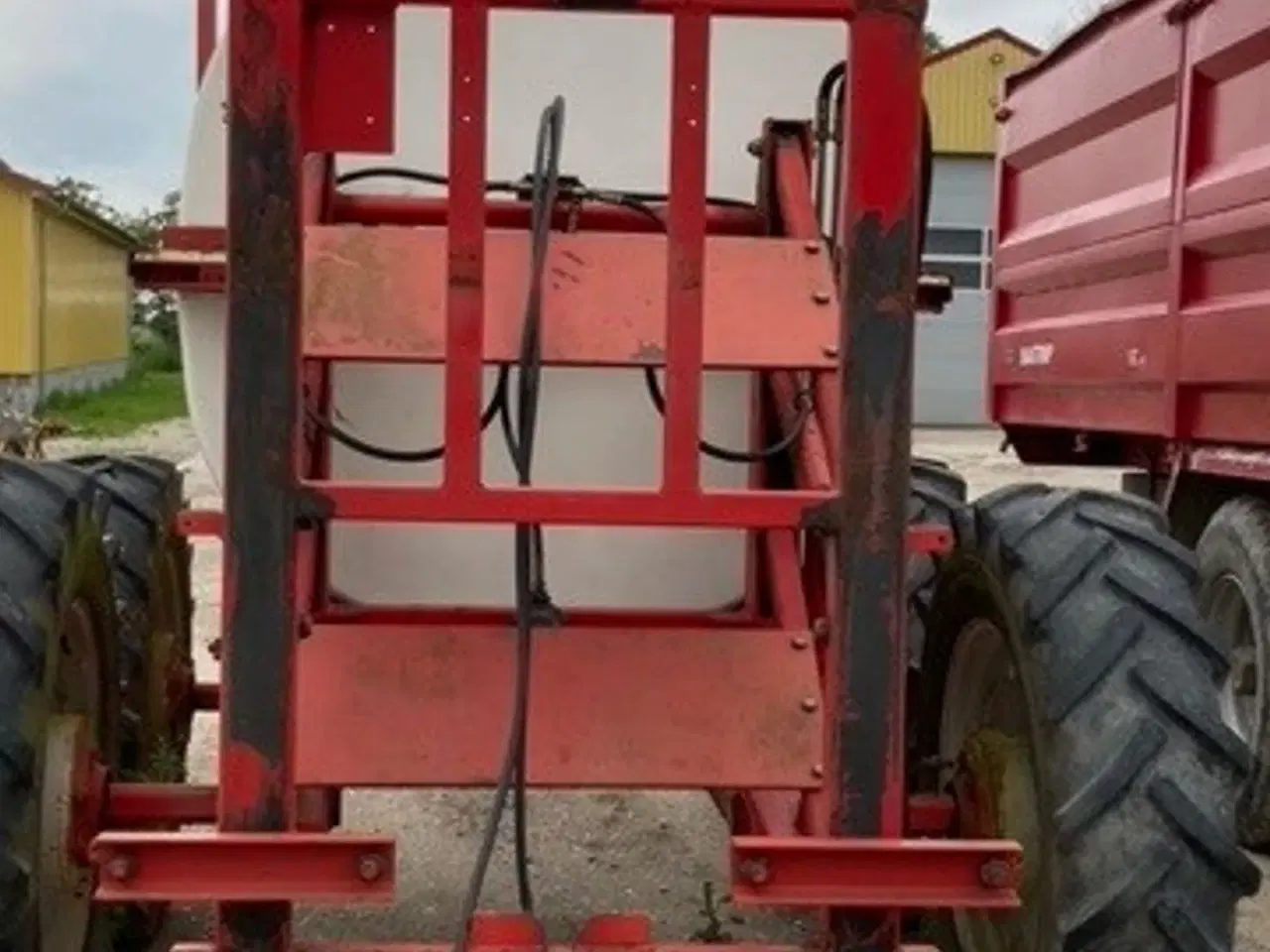 Billede 4 - - - - Vandvogn, 5.200 liter, til drænspuler, med lift bagest