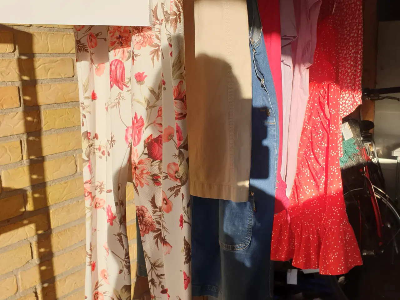 Billede 1 - Dametøj i carport 10krstk
