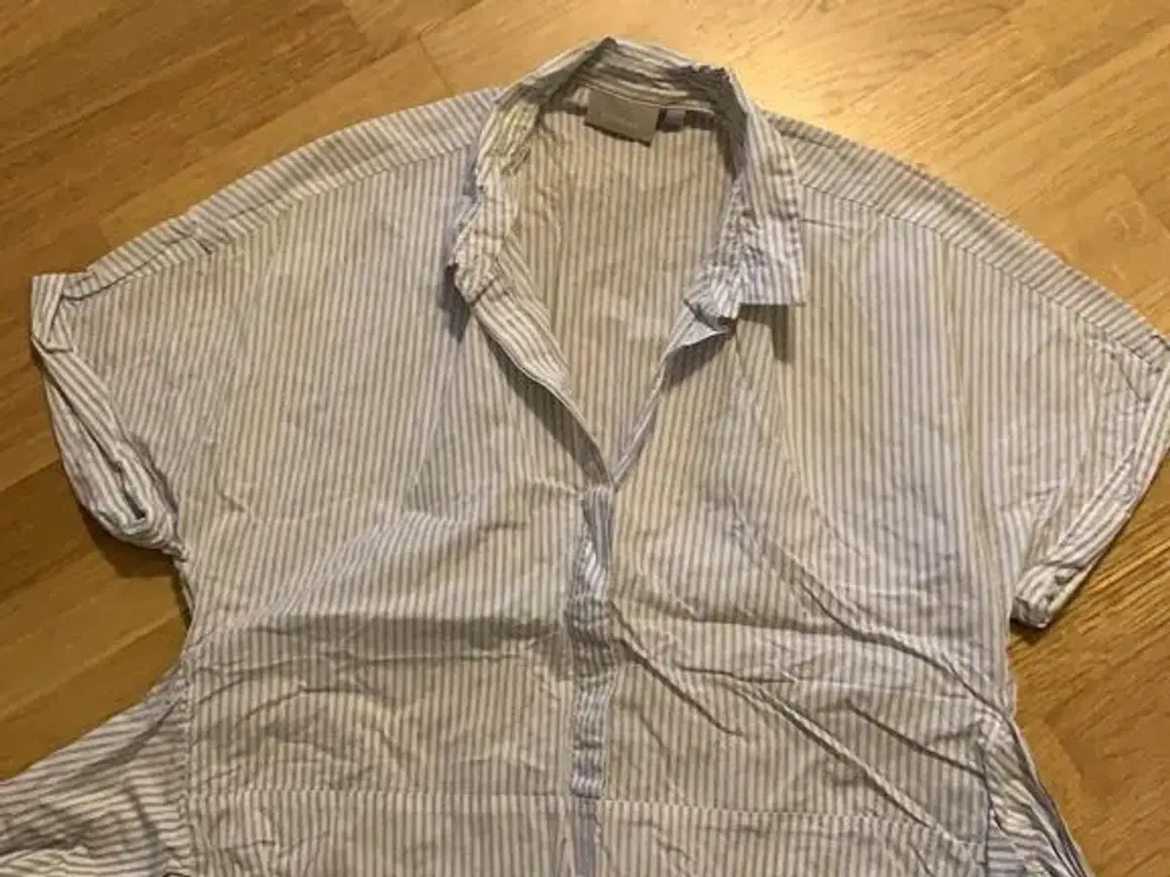 Billede 1 - Hvid og blå stribet bluse