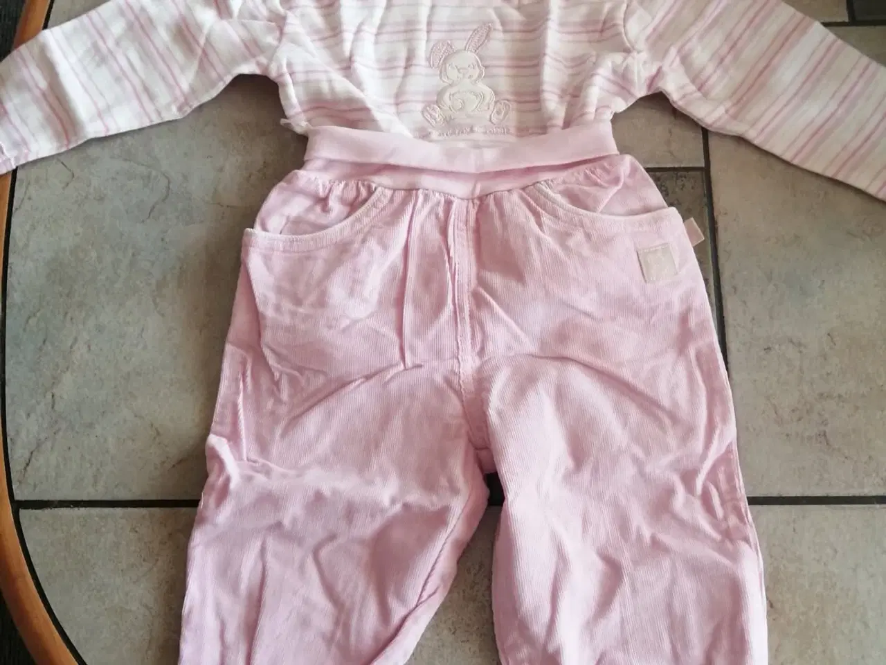 Billede 1 - 1 sæt tøj (sommertøj)