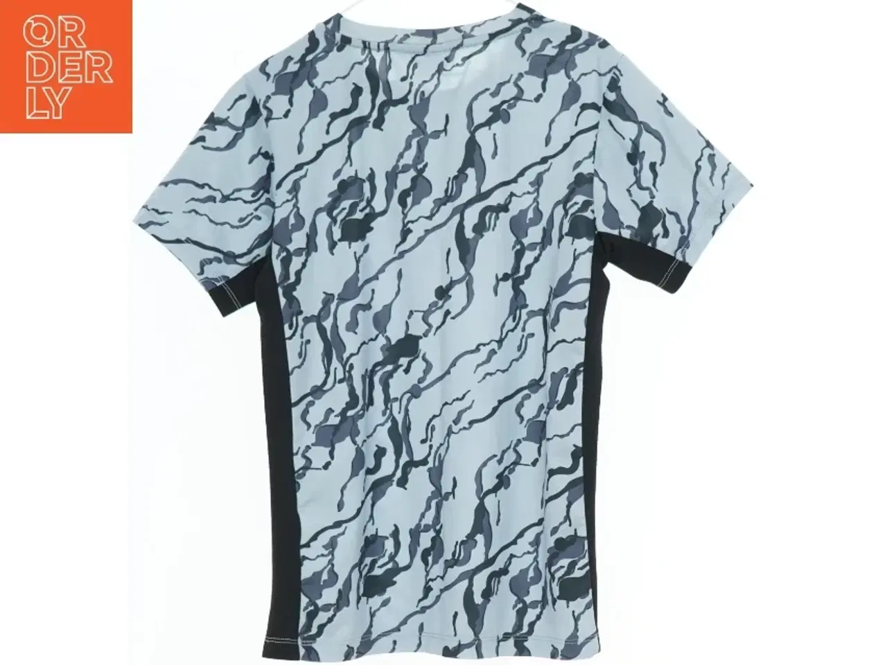 Billede 2 - Kortærmet T-shirt med mønster fra Hummel (str. 140)