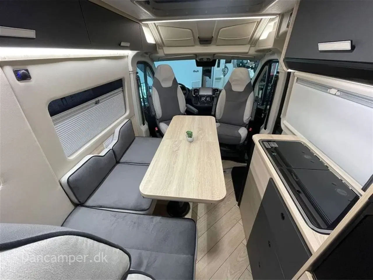 Billede 26 - 2025 - Chausson F&S Line   Van som familiecamper med 5 selepladser, pop-up og masser af sovepladser på kun 5,99 m længde.