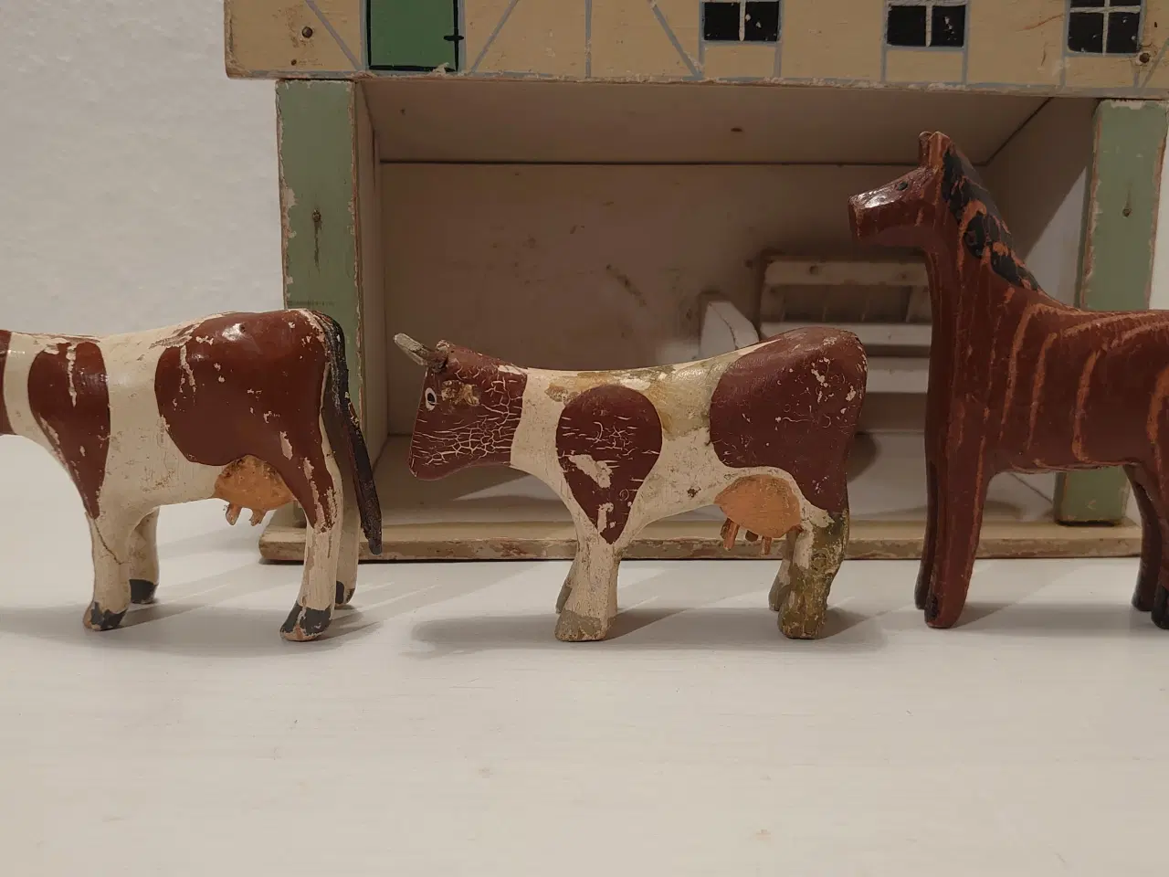 Billede 3 - Fængselslegetøj: 3 trædyr og stald. Ca 1933.