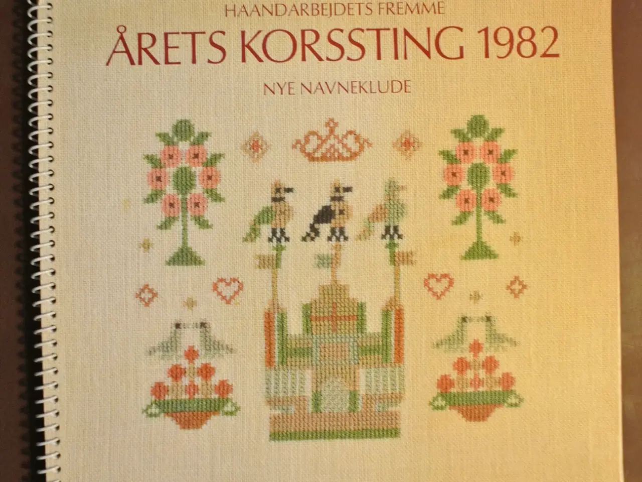 Billede 1 - årets korssting 1982 nye navneklude  ida winckler