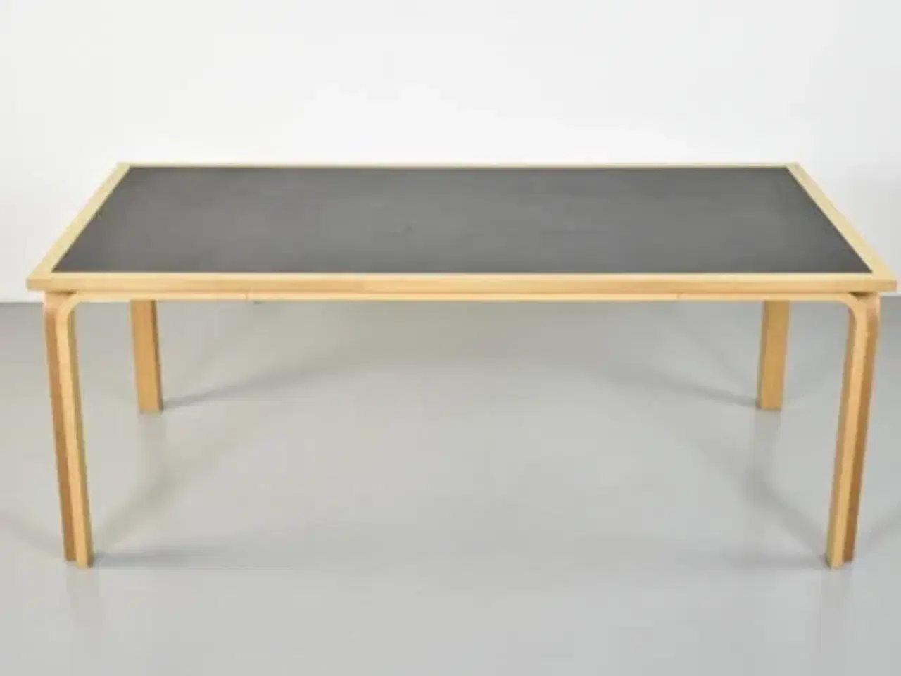 Billede 3 - Magnus olesen konferencebord med sort plade, kant og ben i bøg, 180 cm.