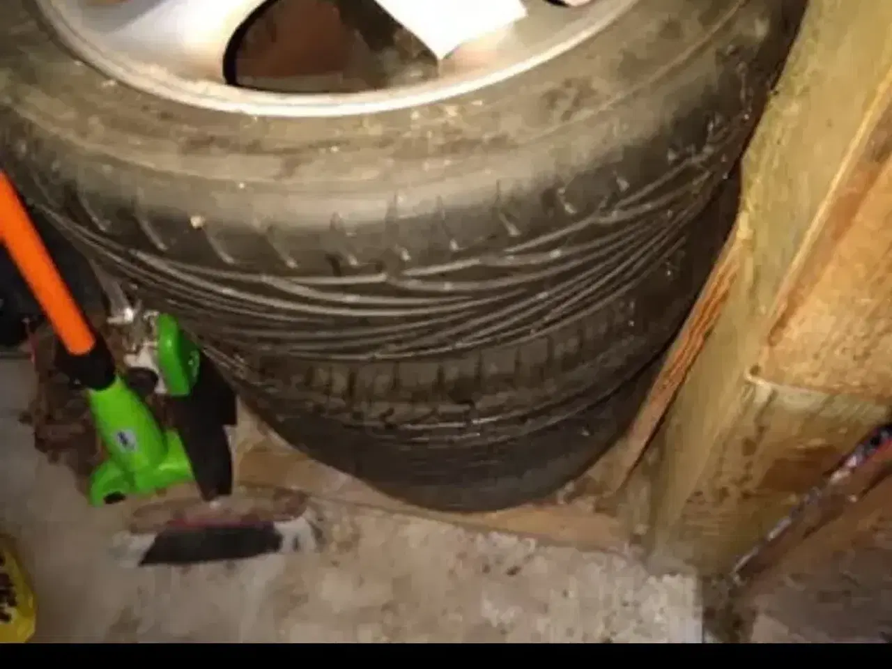 Billede 1 - Dæk med alufælge