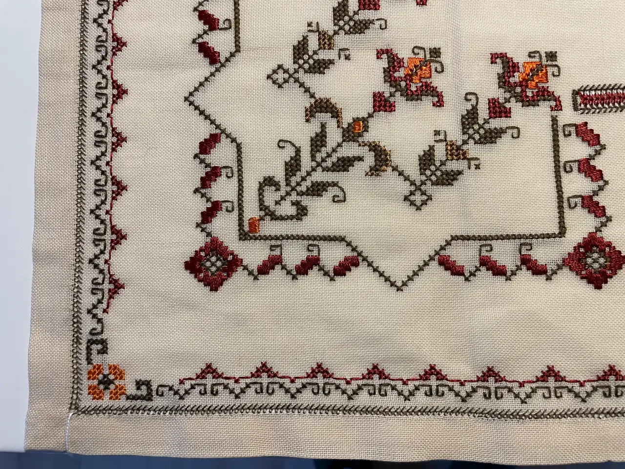 Billede 2 - Dug håndbroderet 70x70 cm