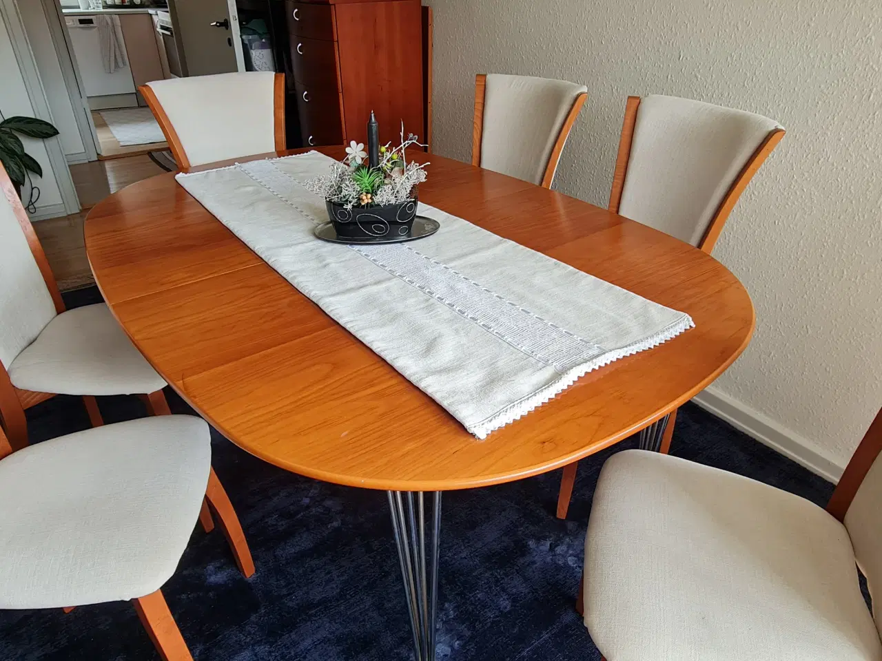 Billede 2 - SPISEBORD  MED 6 STOLE SÆLGES 