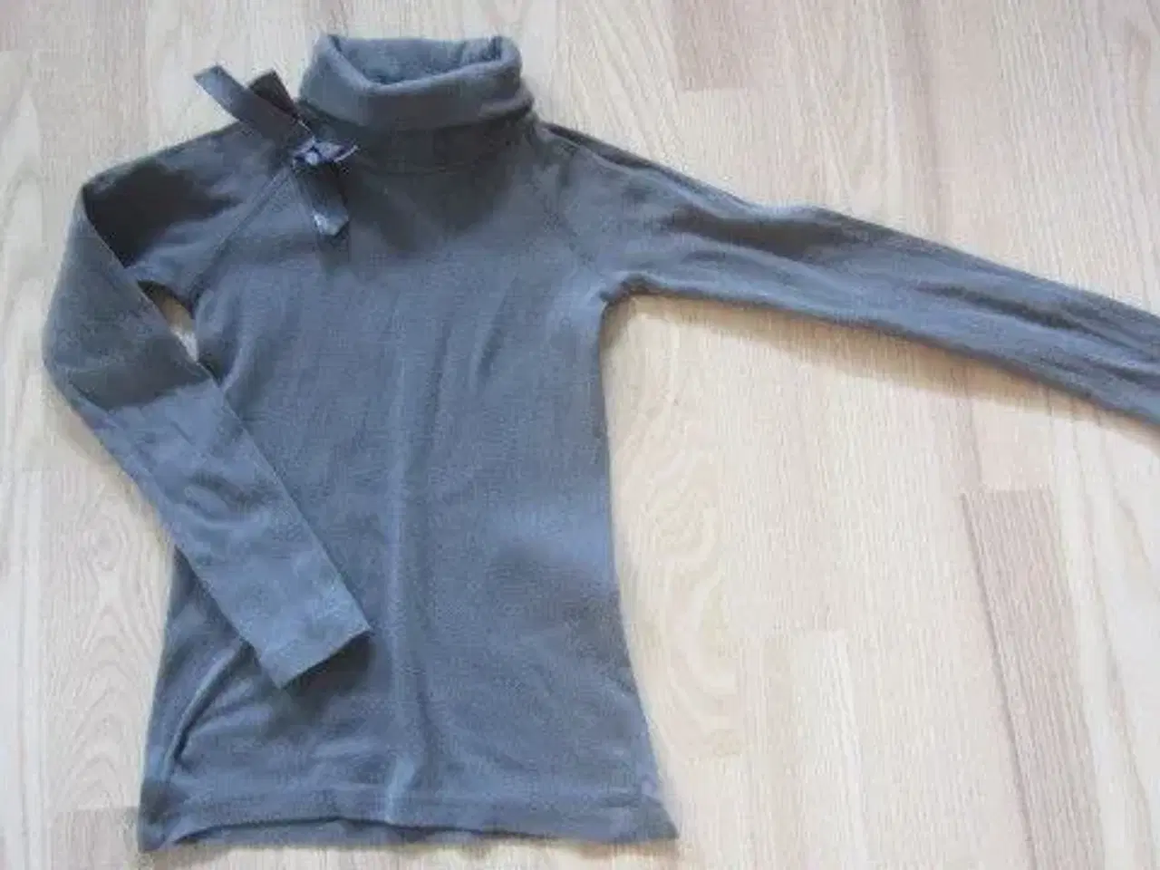 Billede 1 - Str. 6 år, højhalset mørkegrå bluse
