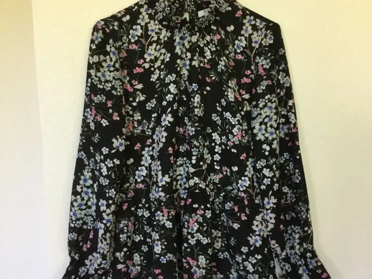 Billede 1 - Fin Blomstret  PIECES  Bluse str. M