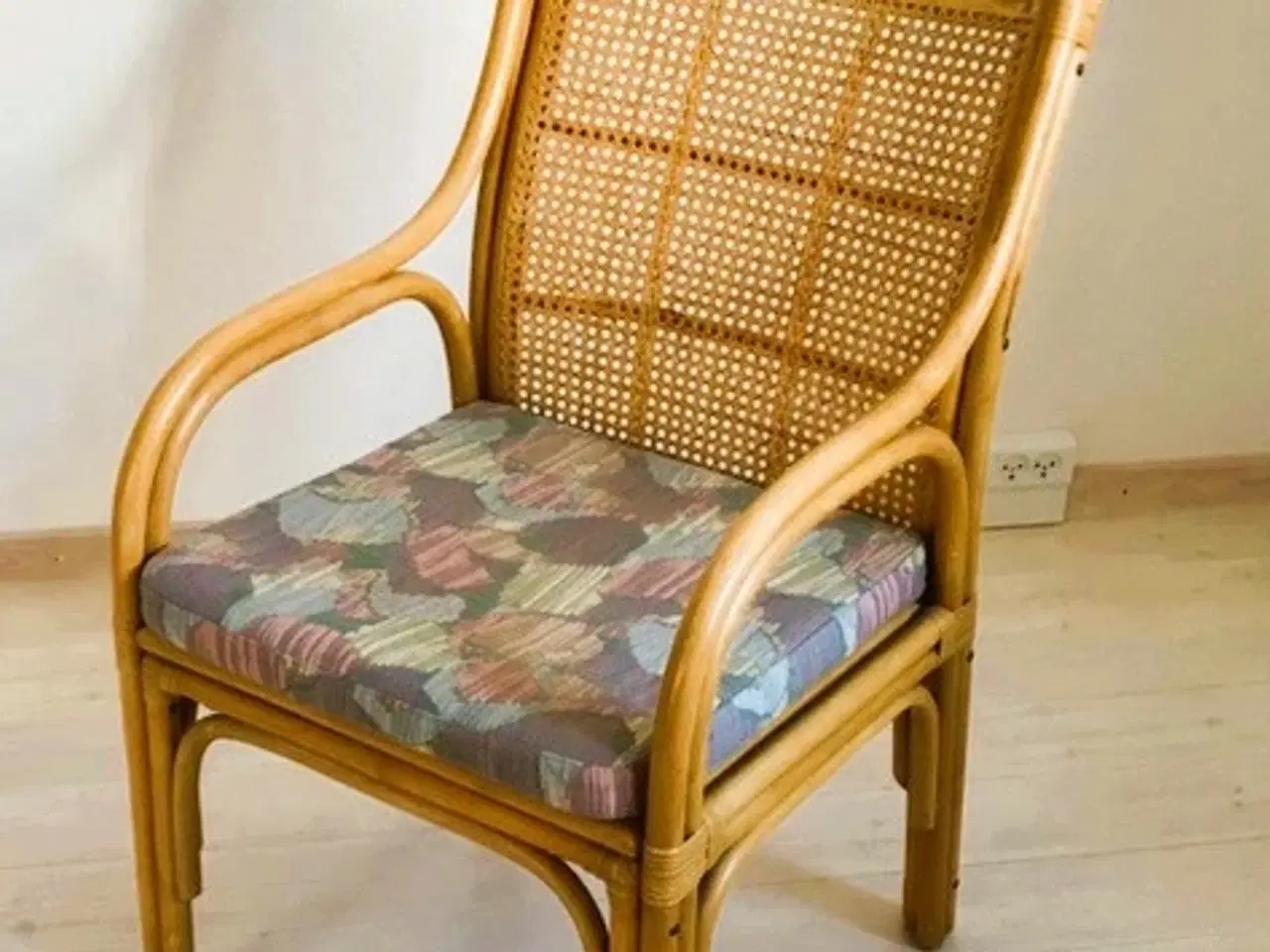 Billede 1 - Kurvestol med flet og hynde