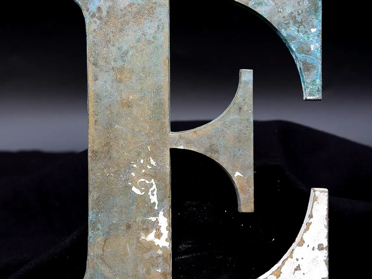 Billede 5 - Messing facadebogstav “E” – rå patina