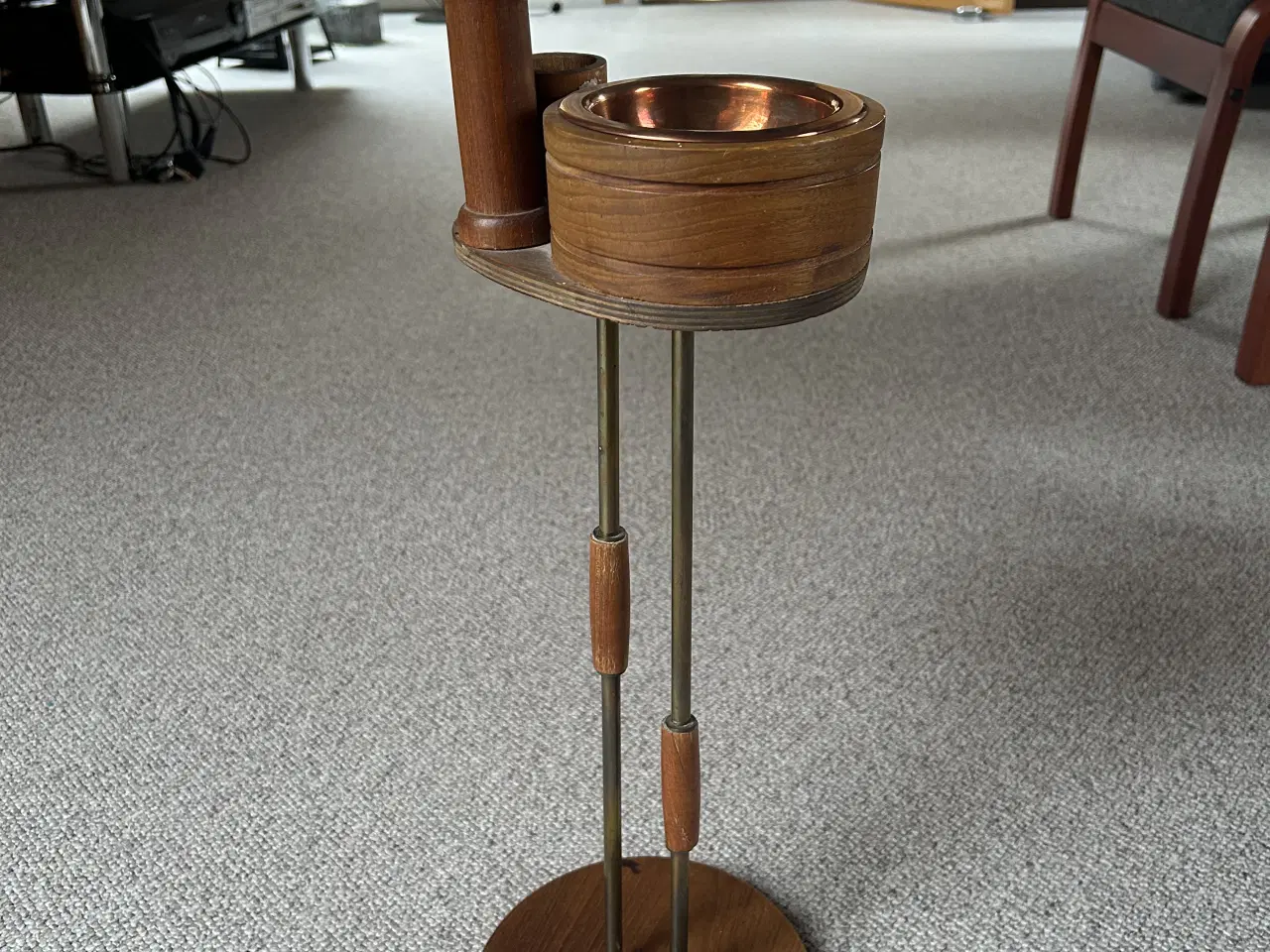 Billede 2 - Dansk askebæger i teak, messing og kobber. 70 cm h