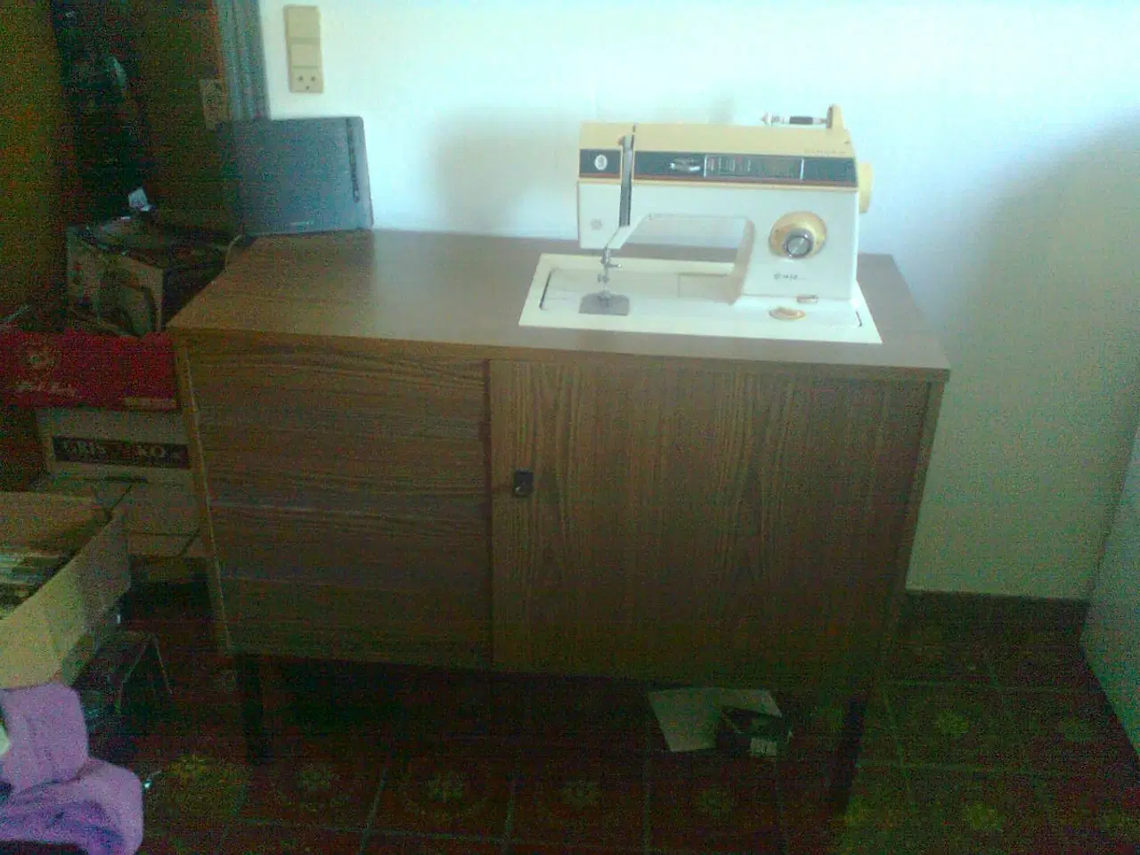 Billede 1 - Symaskine 	 med bord 