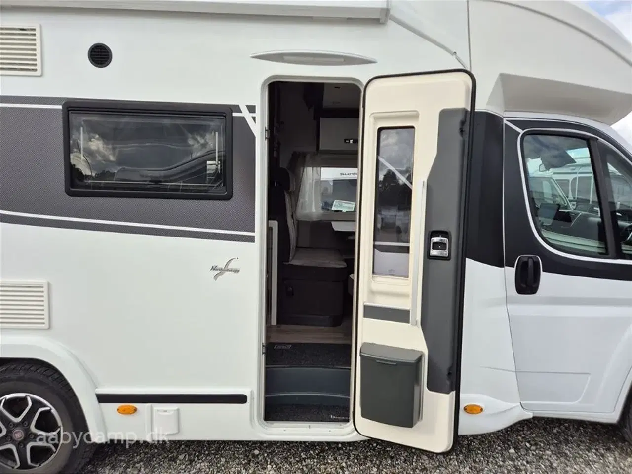 Billede 5 - 2022 - Benimar Mileo 261 NK   Automatgear. NK. pakke. varme på spildevands tanken. plisse i førehuset. solceller. lithium batterier. maxfann. clesana toilet. kompressor køleskab.