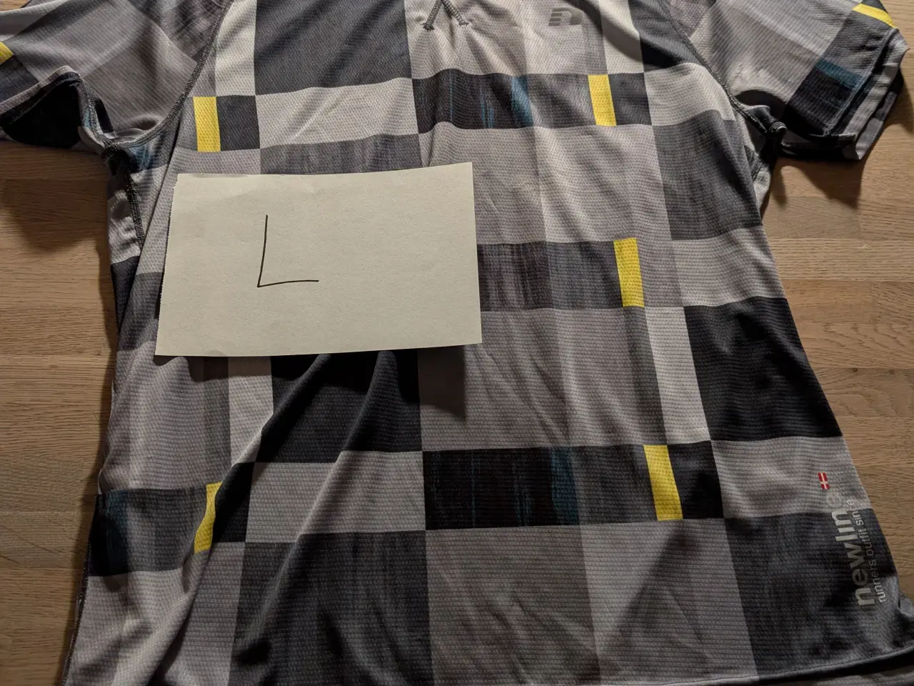 Billede 10 - 17 assorterede løbetrøjer fra newline