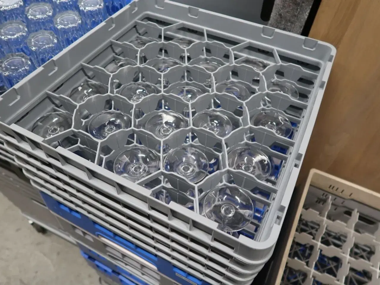 Billede 12 - Div. Glas i opvaskebakker bla. RIEDEL m.m.