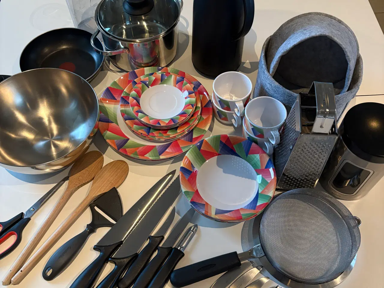 Billede 1 - Melamin-service til 4 og køkkengrej