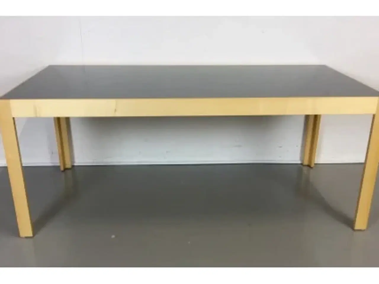 Billede 2 - Magnus olesen konferencebord med nymalet grå plade og ahorn kant og ben.