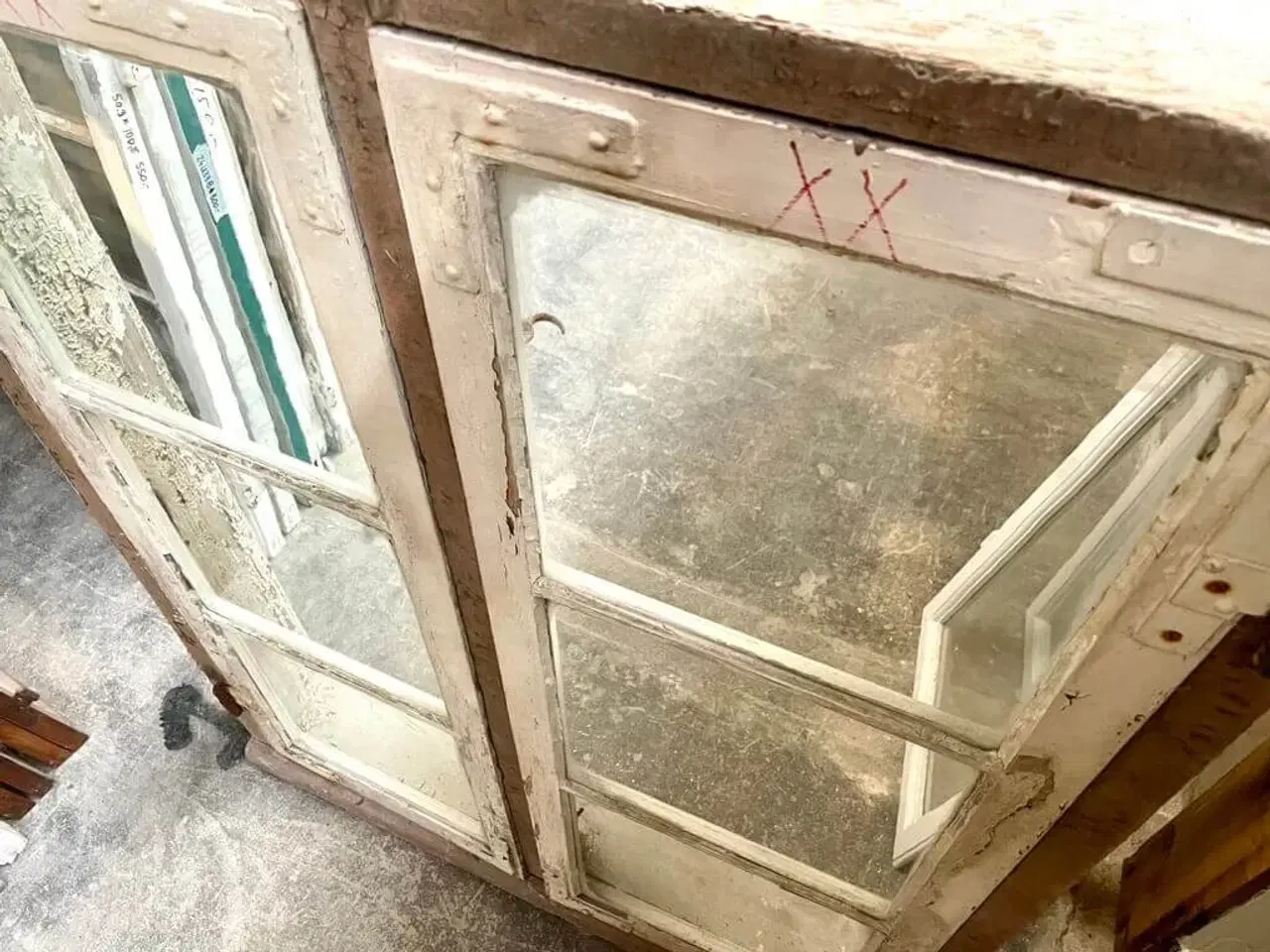 Billede 3 - Antikt kernetræsvindue m. karm og blæst glas