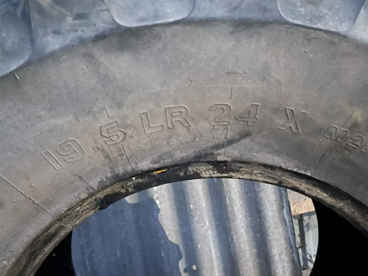 Billede 3 - Gratis Michelin Dæk 19,5 LR 24 