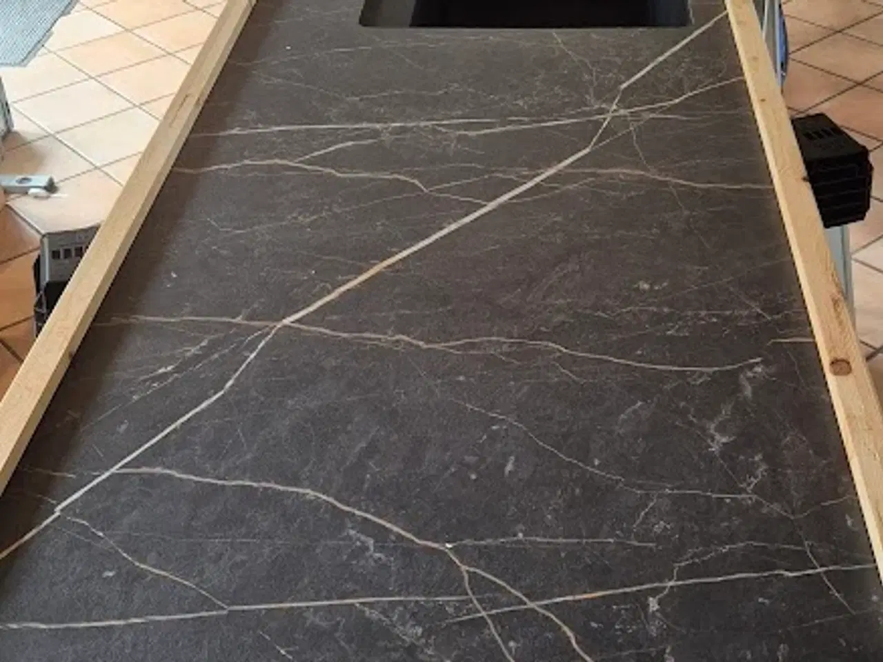 Billede 1 - Bordplade med underlimet vask