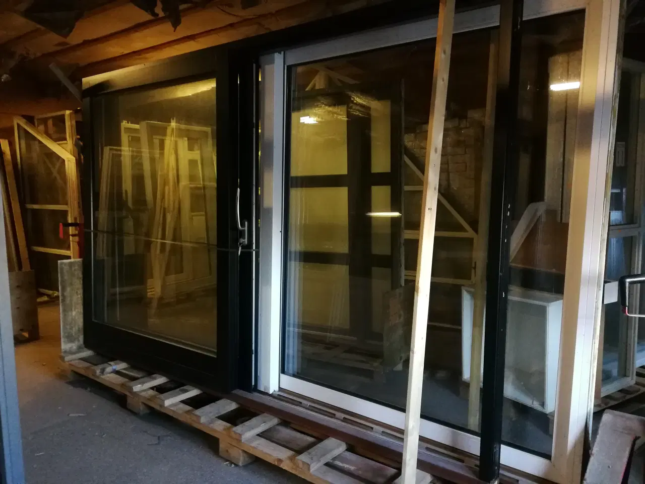 Billede 1 - STOR SKYDEDØR, SORT, 328x210, MED LÅS, KR 16.000